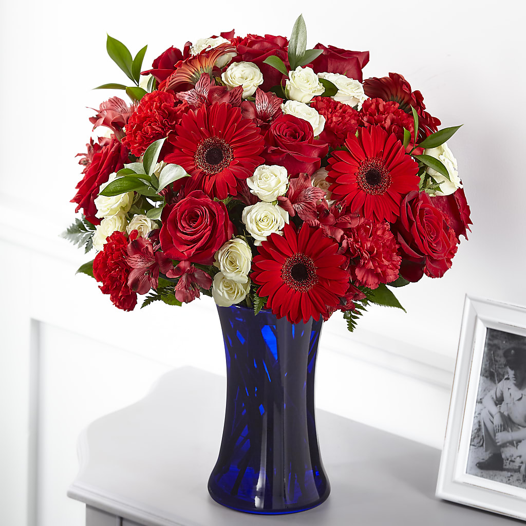 Hearts Embrace Bouquet – BILLY'S WITTENBERG FLORAL, Wittenberg WI