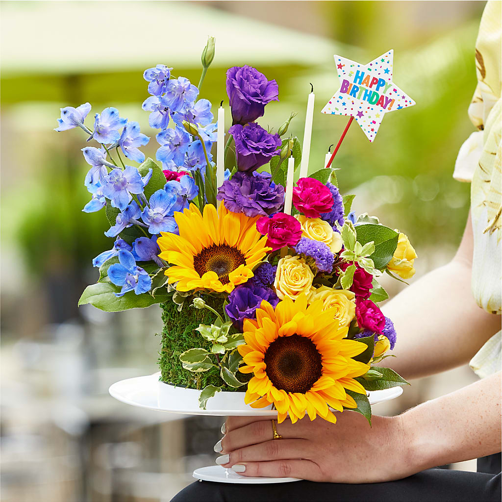 Star of the Day Floral Cake – BILLY'S WITTENBERG FLORAL, Wittenberg WI