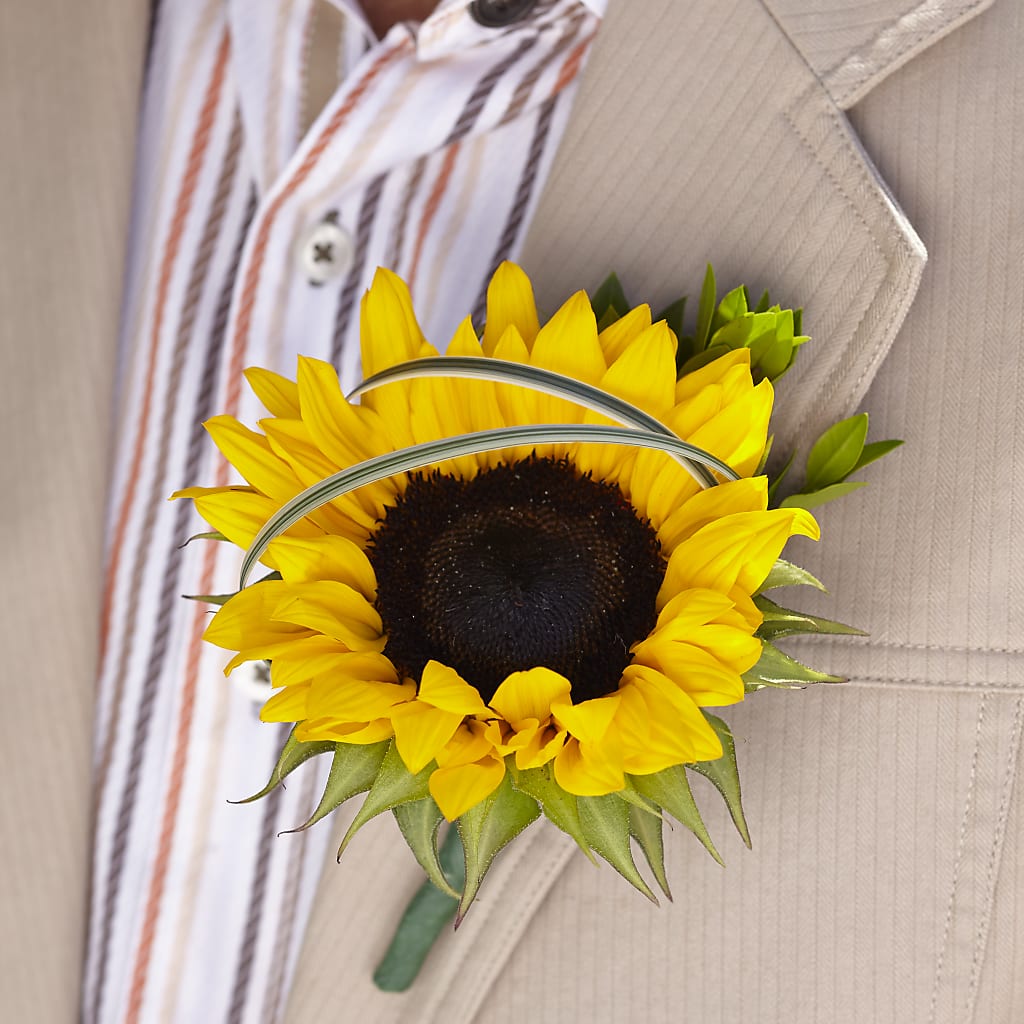 Free Spirit Boutonniere – BILLY'S WITTENBERG FLORAL, Wittenberg WI